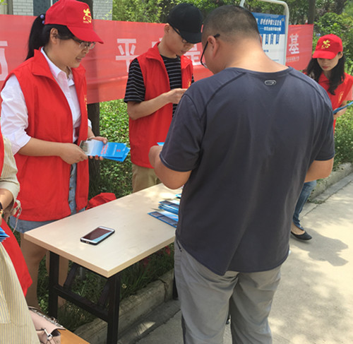 汇盈公司开展加强综合治理宣传活动