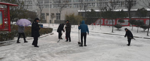 汇盈公司组织开展铲雪除冰行动